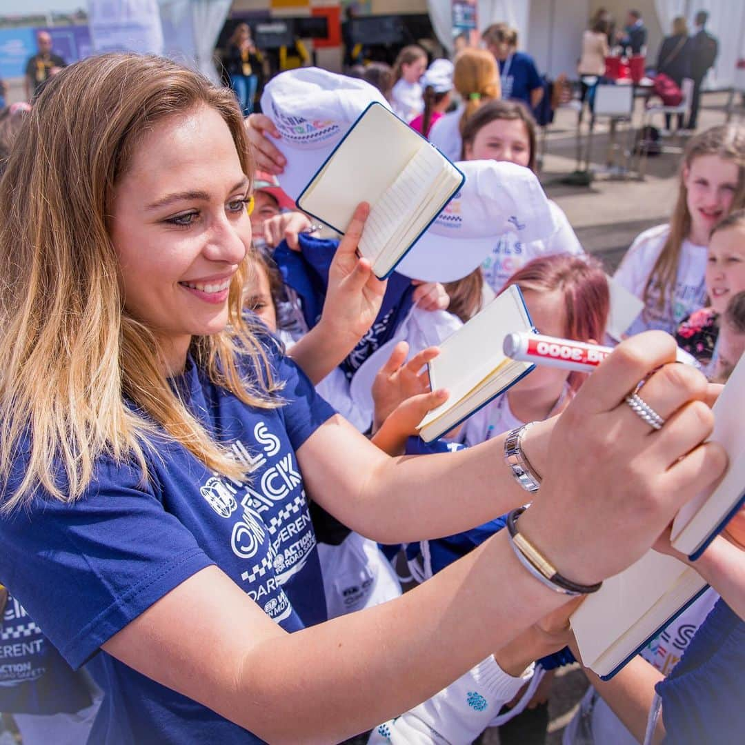 ソフィア・フロルシュさんのインスタグラム写真 - (ソフィア・フロルシュInstagram)「All girls normally go crazy at the @d2bdofficial events 🙈 Everyone wants a signature... everywhere... even on their phone or their arm 😅 It’s so cute!! || Anzeige #sf99 #changeagent #racegirl #sophia #formula #car #sophia99 #autograph #signature #fan #girls」6月11日 2時34分 - sophiafloersch