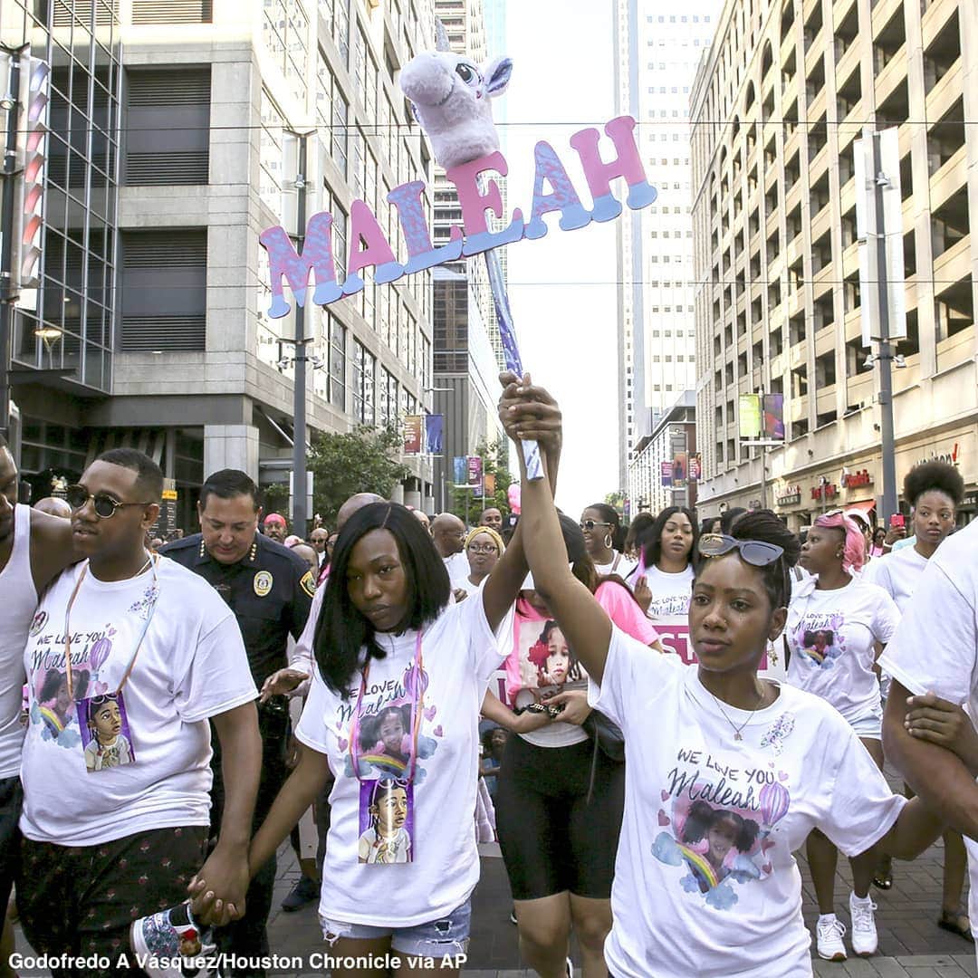 ABC Newsさんのインスタグラム写真 - (ABC NewsInstagram)「Father of 4-year-old Maleah Davis, whose body was recently found after she went missing last month, leads thousands in a march through Houston in her honor. #maleahdavis #missing #houston」6月11日 2時30分 - abcnews