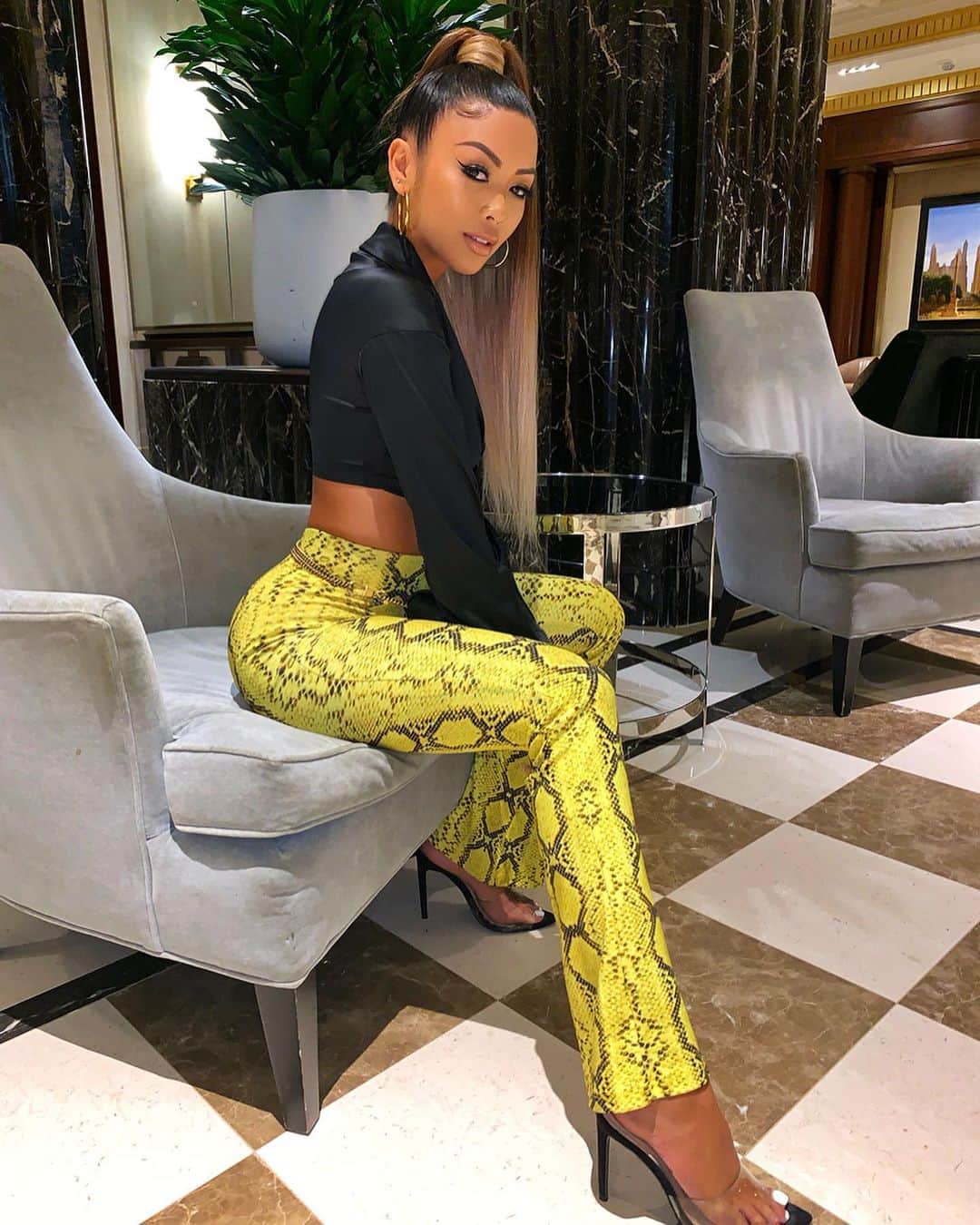 リアン Vのインスタグラム：「Late nights in NY 🚧🌃」