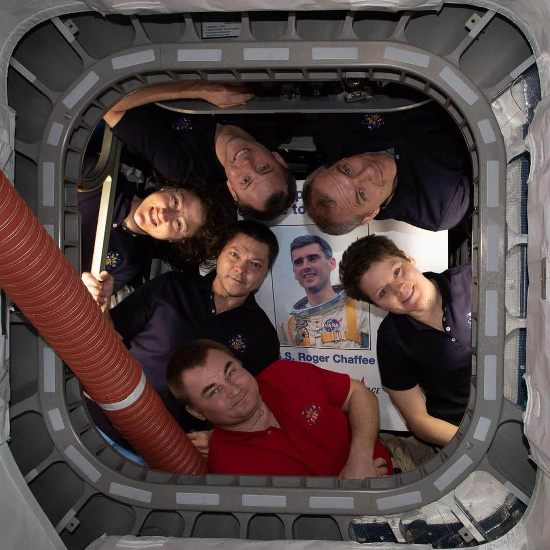 国際宇宙ステーションさんのインスタグラム写真 - (国際宇宙ステーションInstagram)「The six-member Expedition 59 crew poses for a portrait inside Northrop Grumman's Cygnus commercial space freighter dubbed the S.S. Roger B. Chaffee. Pictured in the center is a portrait of Chaffee who was a pilot for the Apollo 1 crew who lost their lives in a fire during a launch pad test of the Command Module at Kennedy Space Center. Clockwise from bottom are cosmonauts Alexey Ovchinin and Oleg Kononenko; NASA astronauts Christina Koch and Nick Hague; Canadian Space Agency astronaut David Saint-Jacques and NASA astronaut Anne McClain. #nasa #roscosmos #csa #northropgrumman #cygnus #international #space #station #unitedstates #russia #canada #apollo」6月11日 2時42分 - iss