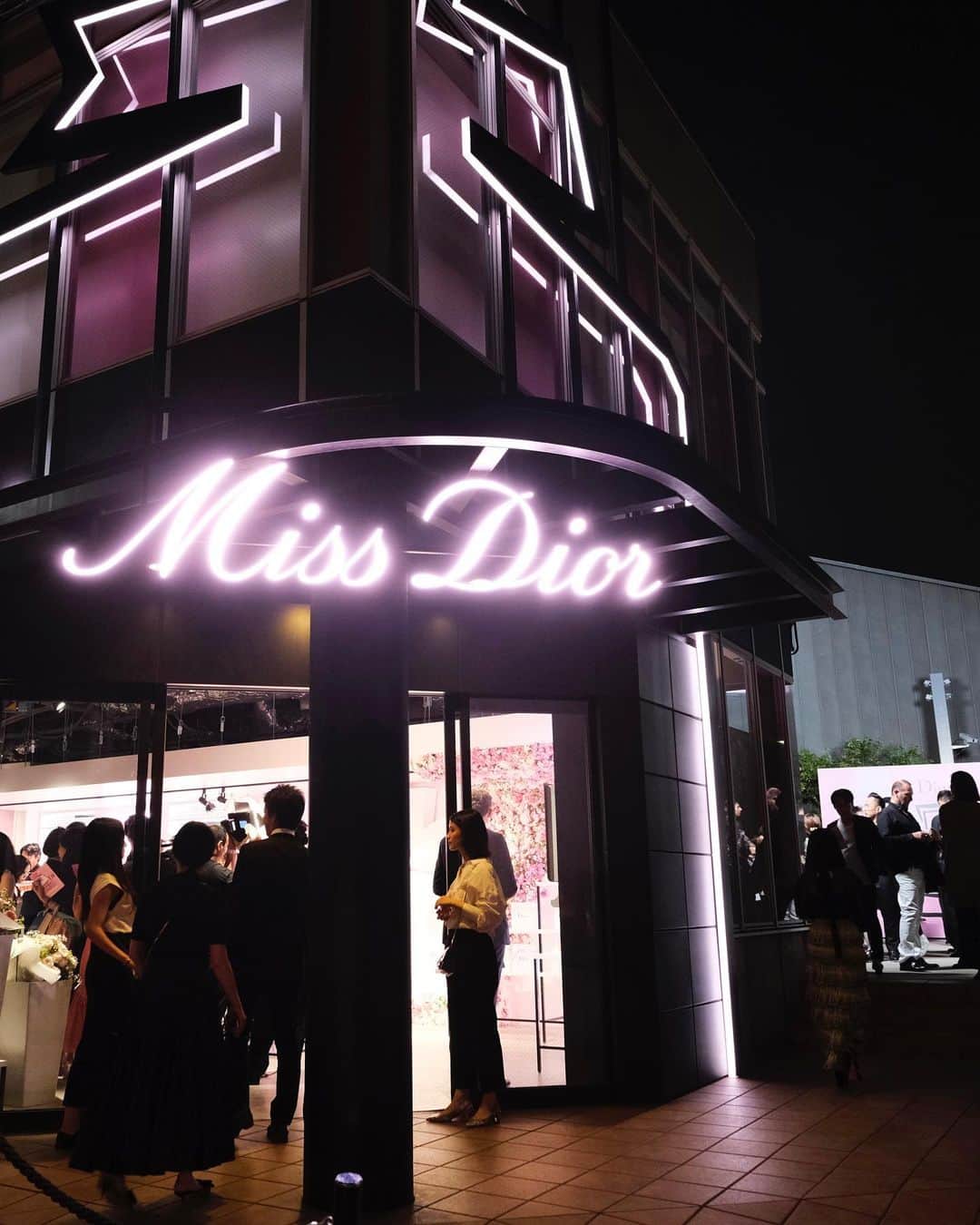 クリスチャンディオールさんのインスタグラム写真 - (クリスチャンディオールInstagram)「MISS DIOR – LOVE N’ROSES EXHIBITION: The opening of the exhibition revealed a whirlwind of flowers and dresses, presenting the Couture soul and creative force of Dior’s first born fragrance. #missdiorexhibition #diorparfums @diorparfums」6月11日 2時46分 - dior