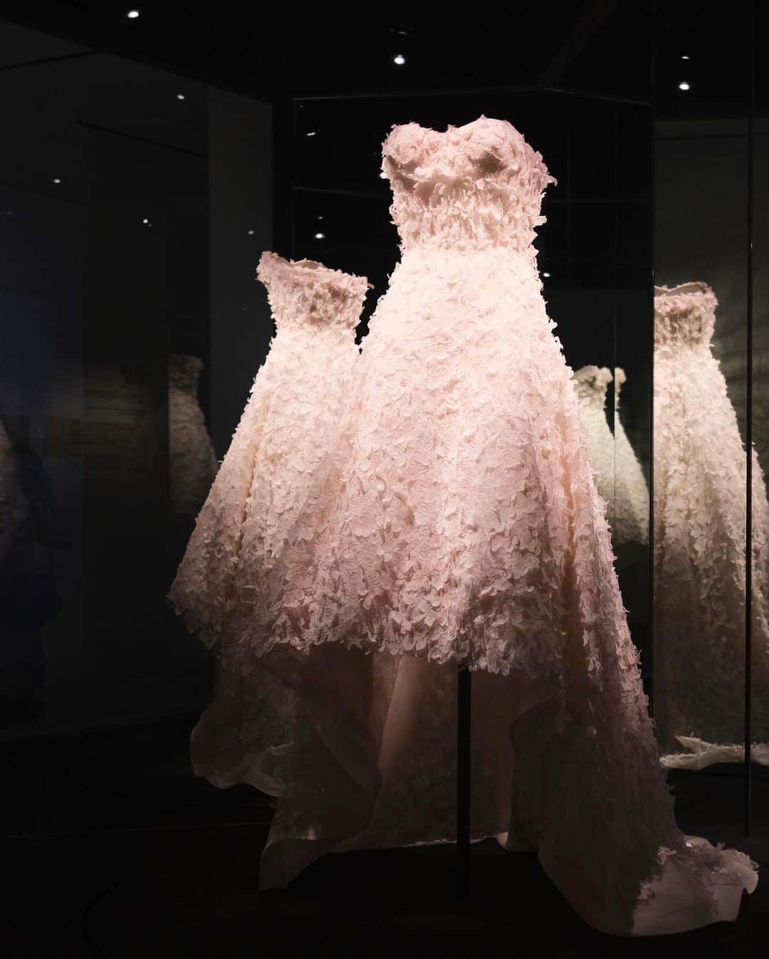クリスチャンディオールさんのインスタグラム写真 - (クリスチャンディオールInstagram)「MISS DIOR – LOVE N’ROSES EXHIBITION: The opening of the exhibition revealed a whirlwind of flowers and dresses, presenting the Couture soul and creative force of Dior’s first born fragrance. #missdiorexhibition #diorparfums @diorparfums」6月11日 2時46分 - dior