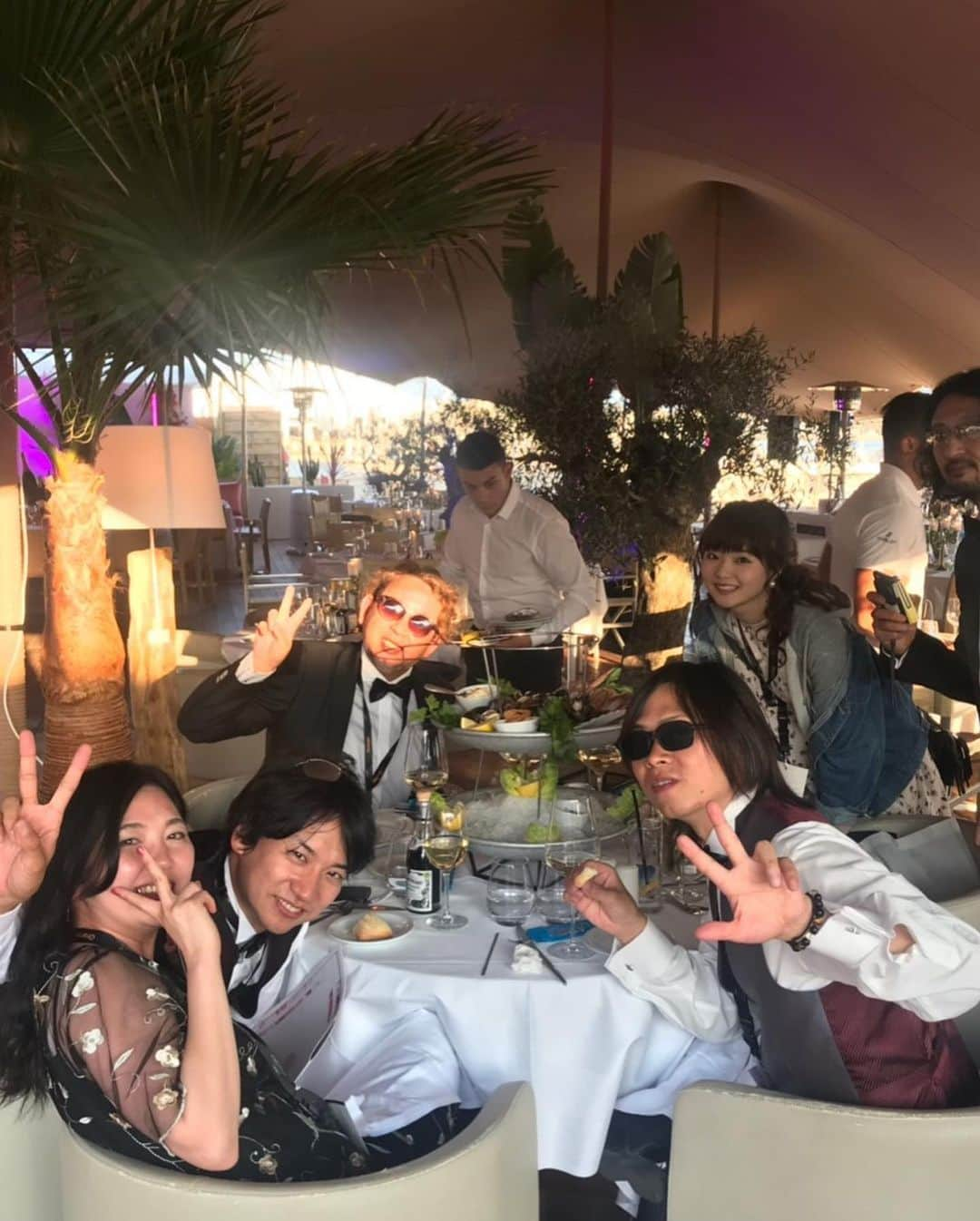 橋本あかねさんのインスタグラム写真 - (橋本あかねInstagram)「カンヌの海辺でパリピ。  #Cannes #海辺 #beach #パリピ  カンヌでの写真アップしたいけど厳選せなヤバいやつばっか。」6月11日 2時57分 - akane_h211