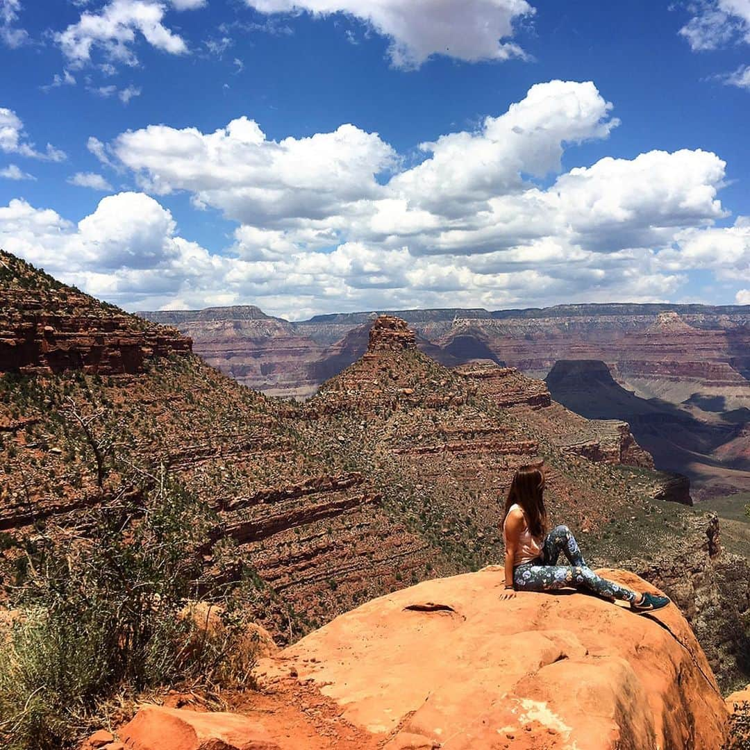 佐藤唯さんのインスタグラム写真 - (佐藤唯Instagram)「グランドキャニオンハイキング☀️ 今回はBright engel trailのハイキング🏃‍♀️ 5月〜6月にかけてのグランドキャニオンは暑すぎずハイキングにオススメの季節です😊🏕 #アメリカ #アメリカ旅 #ラスベガス #グランドキャニオン #アンテロープキャニオン #ホーシューベンド #ザイオン #キャンプ #キャンプ大好き #🏕☀️#たびじょ #旅大好き #america #lasvegas #grandcanyon #antelopecanyon #zionnationalpark #fun#happy #trip#love」6月11日 3時03分 - y3u2i9