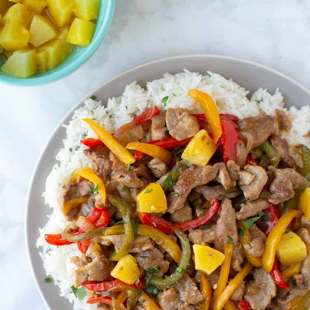 Dole Packaged Foods（ドール）のインスタグラム：「Take a page from @MeaningfulEats’ book and add Dole Pineapple Tidbits to tonight’s dinner plan. Who knows, #PineapplePorkStirFry may be the new family favorite. #DoleRecipes」