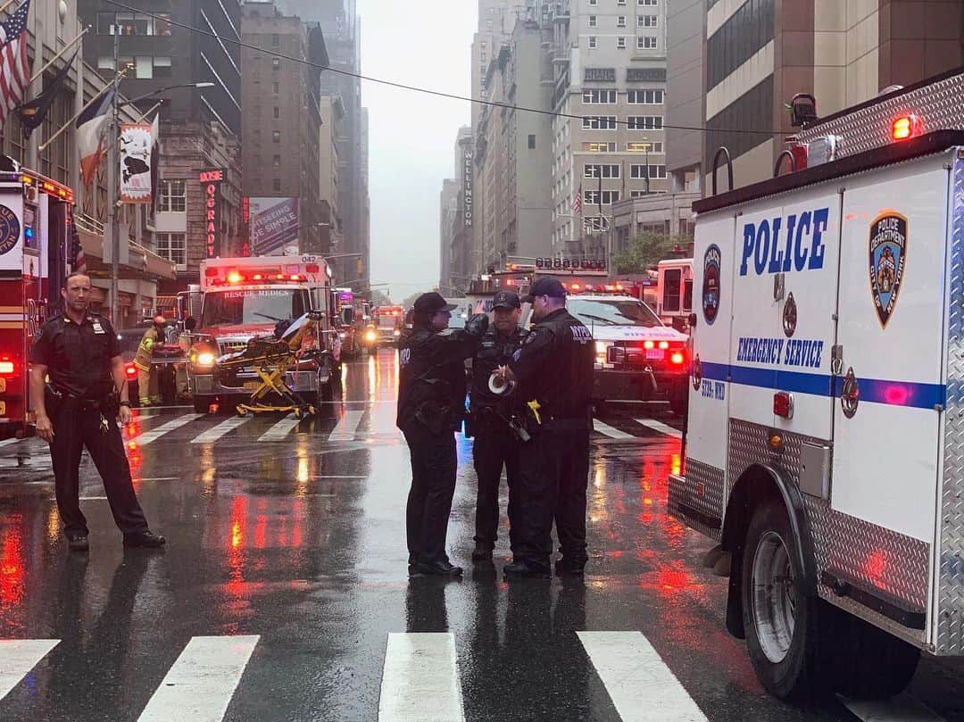 NBC Newsさんのインスタグラム写真 - (NBC NewsInstagram)「BREAKING: Helicopter makes hard-landing onto a building in Midtown Manhattan, FDNY says. Click the link in our bio for the latest. . 📷 Shahrzad Elghanayan / @nbcnews」6月11日 3時22分 - nbcnews