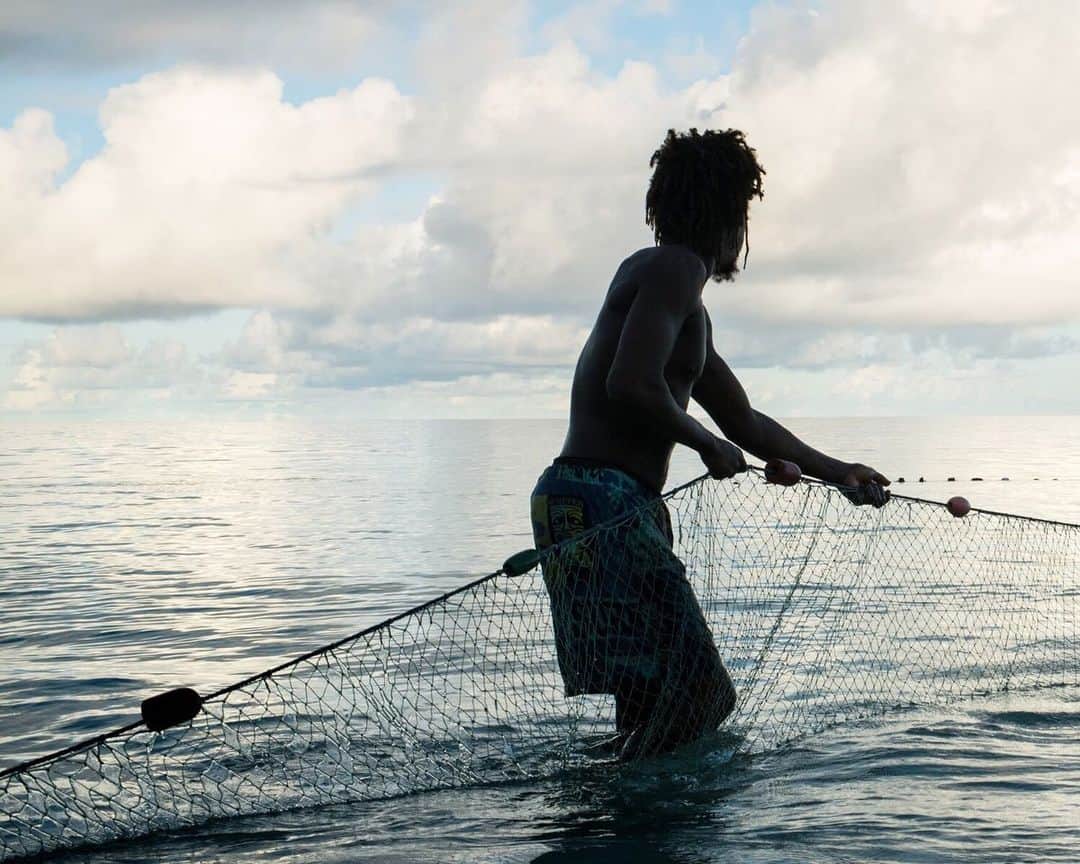 のインスタグラム：「Photos by Robin Hammond @hammond_robin | Fishermen on Mahe Island, the Republic of Seychelles. The sea has sustained island people for thousands of years. I recently went to meet two men fighting to protect the oceans, the islands they call home, and a way of life under threat. Shot on assignment for @insidenatgeo in honor of Danny Faure, president of the Republic of Seychelles, and James Michel, former president of the Republic of Seychelles, who are receiving the National Geographic Planetary Leadership Award at #NatGeoFest this month. You can see more from the series @Hammond_Robin」