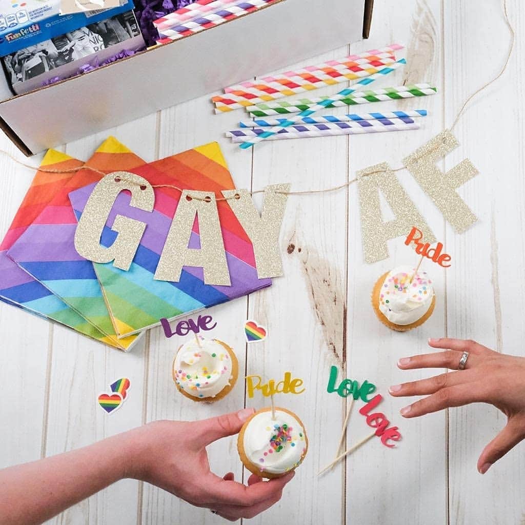 ハナー・ハートのインスタグラム：「Only 5 days left to get your pride part pack! Tag a friend you think would want one! 🌱Step 1: Buy a copy of #MyDrunkKitchenHolidays! 📝Step 2: Fill out the entry form w your receipt! Link in bio! 🏳️‍🌈Step 3: Celebrate!」