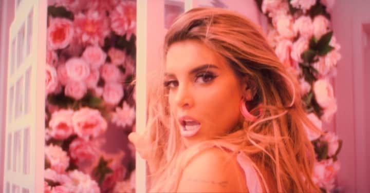 ギャレット・バックストロームのインスタグラム：「🚨NEW WORK ALERT🚨 It was a pleasure directing this 7 Rings parody music video for @hanagiraldo ! Thank you to everyone who came out and helped on this shoot. Link for the full video in my BIO 🙏🎥🔥 Director•Editor•Producer- @gbackstrom  DP- @martintaube  AC- @focusfuller  Colorist•Gaffer- @loganwlliams  Talent- @hanagiraldo  Choreographer- @devaughn_grey 🕺🏼 • • • • • #Parody #MusicVideo #HanaGiraldo #7Rings #ArianaGrande #RedEpic #Atlas #Anamorphic #ReadyRig #MoviPro #freefly #astera #GarrettBackstrom #PrettyLittleThing #Dance」