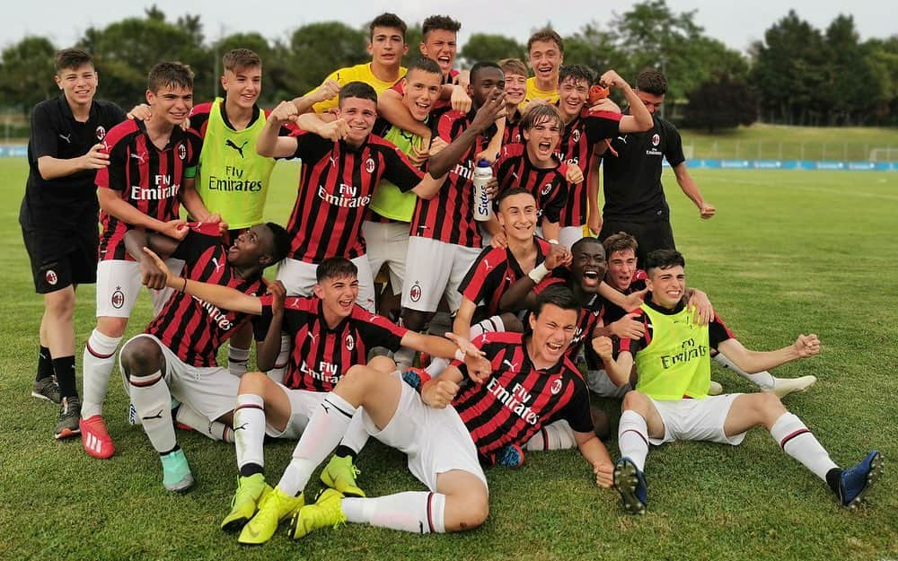 ACミランさんのインスタグラム写真 - (ACミランInstagram)「Sette➕Anane ⚽⚽ 📸 Our U15's are in the Scudetto Finals after a lovely comeback win against Genoa 🔴⚫ 📸 In Semifinale il #MilanU15 rimonta 2-1 il Genoa e giovedì sera si giocherà lo scudetto 👏🏻🔝 #GenoaMilan」6月11日 4時02分 - acmilan