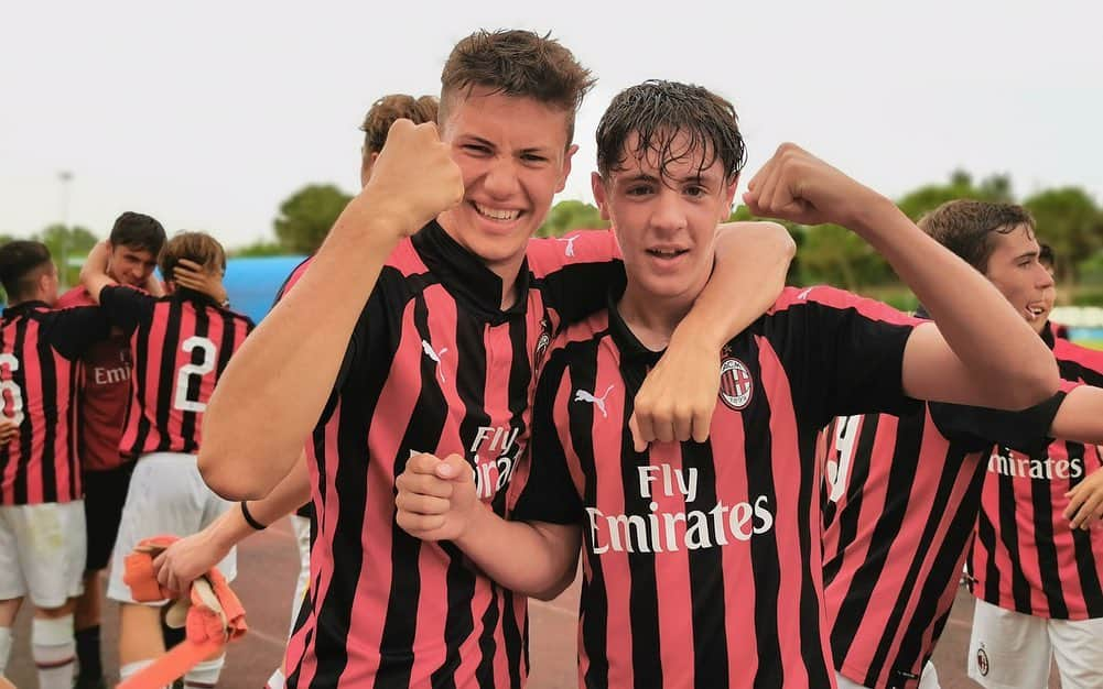 ACミランさんのインスタグラム写真 - (ACミランInstagram)「Sette➕Anane ⚽⚽ 📸 Our U15's are in the Scudetto Finals after a lovely comeback win against Genoa 🔴⚫ 📸 In Semifinale il #MilanU15 rimonta 2-1 il Genoa e giovedì sera si giocherà lo scudetto 👏🏻🔝 #GenoaMilan」6月11日 4時02分 - acmilan