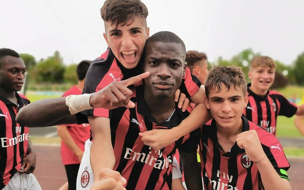 ACミランさんのインスタグラム写真 - (ACミランInstagram)「Sette➕Anane ⚽⚽ 📸 Our U15's are in the Scudetto Finals after a lovely comeback win against Genoa 🔴⚫ 📸 In Semifinale il #MilanU15 rimonta 2-1 il Genoa e giovedì sera si giocherà lo scudetto 👏🏻🔝 #GenoaMilan」6月11日 4時02分 - acmilan