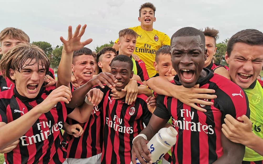 ACミランさんのインスタグラム写真 - (ACミランInstagram)「Sette➕Anane ⚽⚽ 📸 Our U15's are in the Scudetto Finals after a lovely comeback win against Genoa 🔴⚫ 📸 In Semifinale il #MilanU15 rimonta 2-1 il Genoa e giovedì sera si giocherà lo scudetto 👏🏻🔝 #GenoaMilan」6月11日 4時02分 - acmilan