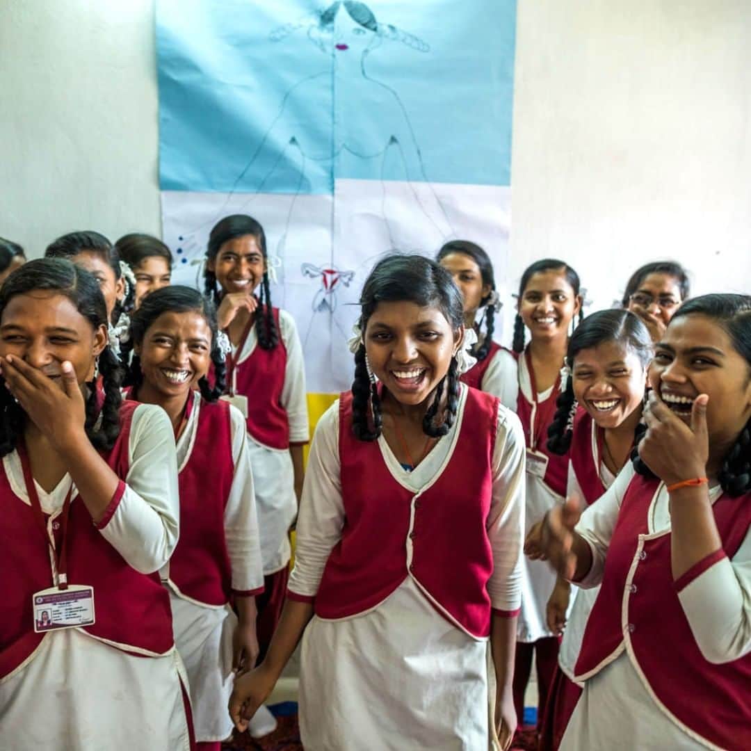 unicefさんのインスタグラム写真 - (unicefInstagram)「A period should never stop girls from going to school or enjoying their rights. ❤️ to spread this message. #MenstruationMatters © UNICEF/UN0214879/Vishwanathan #India」6月11日 3時55分 - unicef