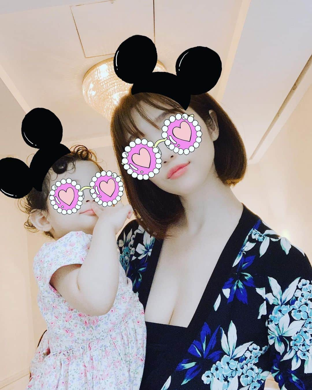 森下悠里さんのインスタグラム写真 - (森下悠里Instagram)「髪、暗くしようかな 色、、どう思う？？ - 2枚目はギャグ💓 最近 娘が色々と私の真似したり ちょっとした仕草も女の子らしくなってきて - ママは成長を感じてます☺️ - #ヘアスタイル #髪色 #colour #hair #haircolor」6月11日 3時56分 - yuurimorishita