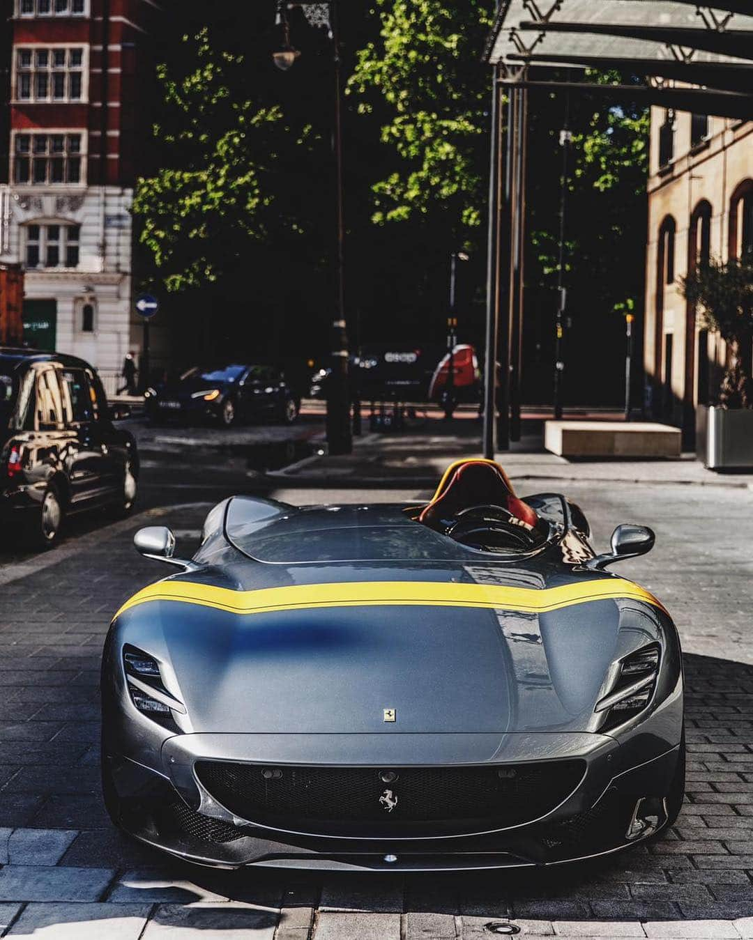 @LONDON | TAG #THISISLONDONさんのインスタグラム写真 - (@LONDON | TAG #THISISLONDONInstagram)「Spotted by @masterkrishan ... the @Ferrari #MonzaSP1 getting quite a bit of attention - part of Ferrari’s new ‘Icona’ series which takes inspiration from the ‘50s. The single-seat car delivers an F1-esque experience and is equipped with the most powerful engine #Maranello has ever built, a 810 cv V12, that can sprint from 0-62mp/h in 2.9 seconds and 0-124mp/h in 7.9 seconds. Perfect for the North Circular then... 😆🤷🏻‍♂️ Jokes aside. It’s a beautiful thing. What do you think?? 👇🏼👇🏼 // #thisislondon #london #SupercarsOfLondon #ferrarimonzasp1 #ferrari」6月11日 3時57分 - london