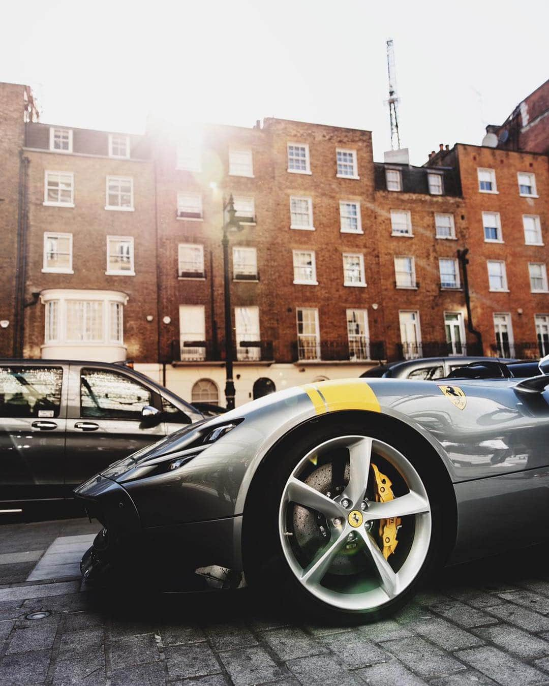 @LONDON | TAG #THISISLONDONさんのインスタグラム写真 - (@LONDON | TAG #THISISLONDONInstagram)「Spotted by @masterkrishan ... the @Ferrari #MonzaSP1 getting quite a bit of attention - part of Ferrari’s new ‘Icona’ series which takes inspiration from the ‘50s. The single-seat car delivers an F1-esque experience and is equipped with the most powerful engine #Maranello has ever built, a 810 cv V12, that can sprint from 0-62mp/h in 2.9 seconds and 0-124mp/h in 7.9 seconds. Perfect for the North Circular then... 😆🤷🏻‍♂️ Jokes aside. It’s a beautiful thing. What do you think?? 👇🏼👇🏼 // #thisislondon #london #SupercarsOfLondon #ferrarimonzasp1 #ferrari」6月11日 3時57分 - london