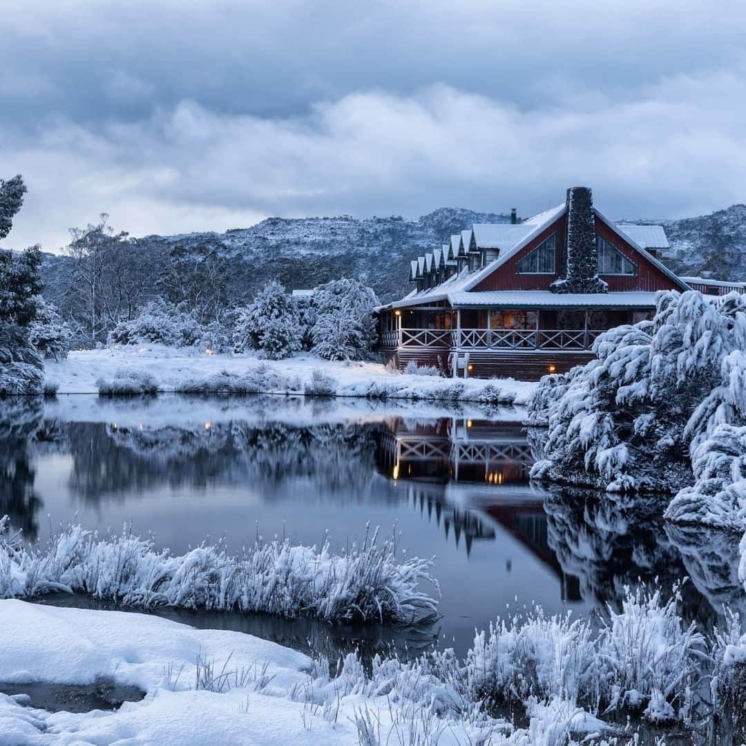 Australiaさんのインスタグラム写真 - (AustraliaInstagram)「Welcome to @tasmania’s winter wonderland ❄️ After a night of #snow, it seriously looks like @jodieparison had stepped into the page of a fairytale at @pepperscradlemountainlodge. Nestled inside the World Heritage-listed Cradle Mountain-Lake St. Clair National Park, this magical lodge is a scenic 2.5-hour drive from #Launceston in @visitcradlecoast. Base yourself in the timber cabins here for crisp alpine air, easy access to the walking trails towards #DoveLake, and intimate Tasmanian devil encounters at @devilsatcradle nearby.  #seeaustralia #discovertasmania #cradlecoast #travel #wildlifephotography」6月11日 4時00分 - australia