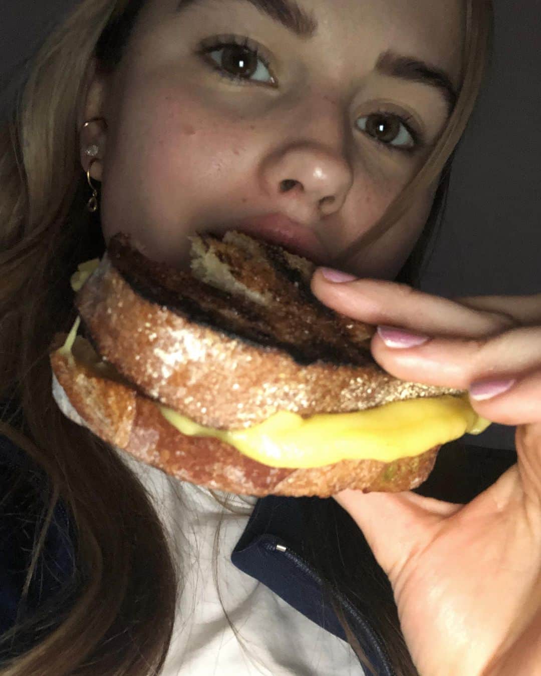 デビー・ライアンのインスタグラム：「found dairy free cheese that melts like real cheese so now I’m back in the game and it’s over for you nerds」