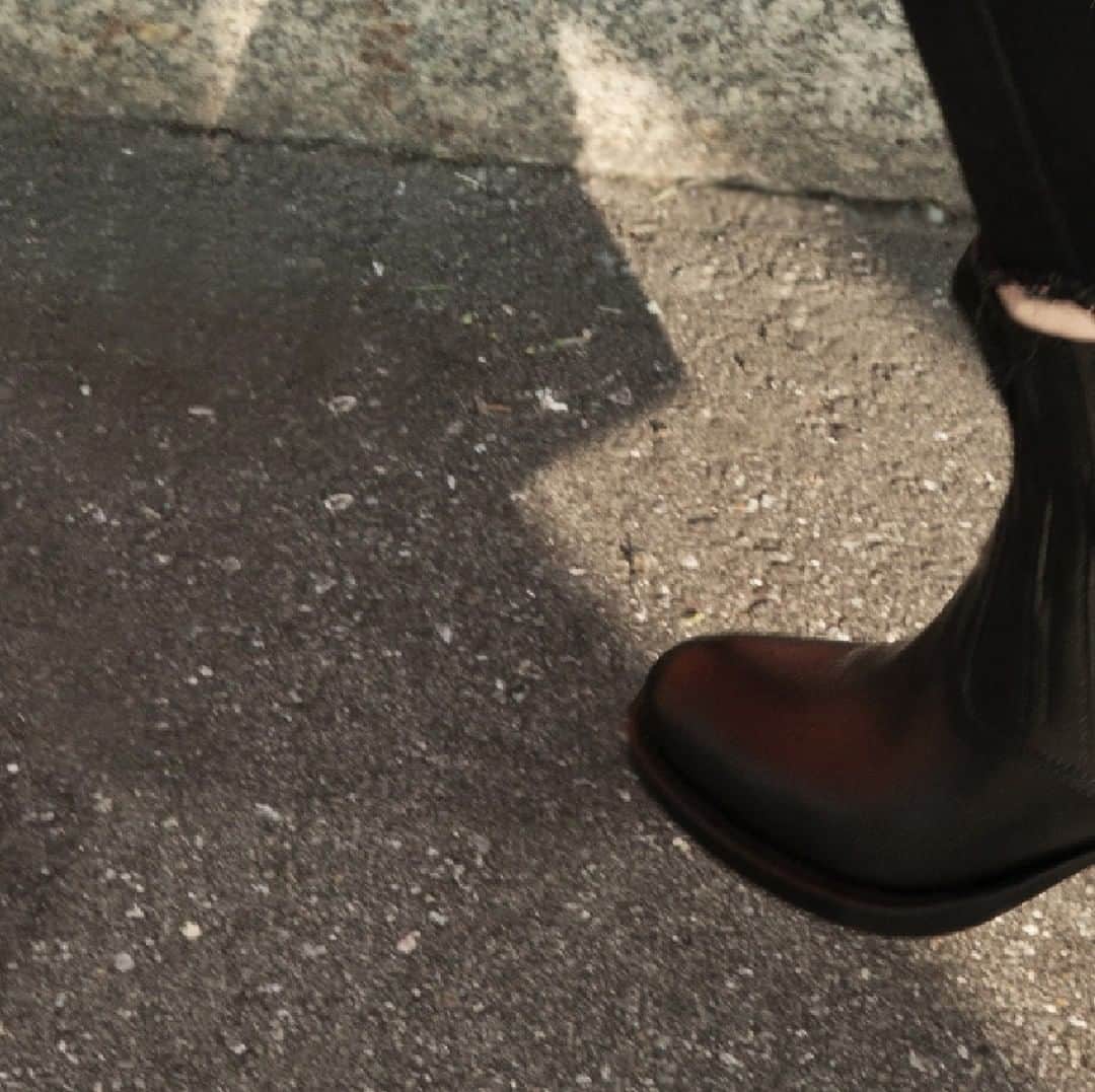 ブルーノボルデーゼさんのインスタグラム写真 - (ブルーノボルデーゼInstagram)「ANGEL @brunobordese COWBOY BOOTS. #detail #fw19 #newcollection. BUY NOW. . . www.brunobordese.com . . . . . . . . #angel #woman #brunobordese #cowboy #boots #mood #shoesoftheday #shoes #trend #bleack #leather #beige #nabuk #special #esclusive  #iconicshoes #shoesdesign #shoesaddict #fashionshoes #shoeslover #instashoes #loveforshoes #blackboots #wintershoes #fashiondesign #madeinitaly #shoesaddict」6月11日 4時00分 - brunobordese_official