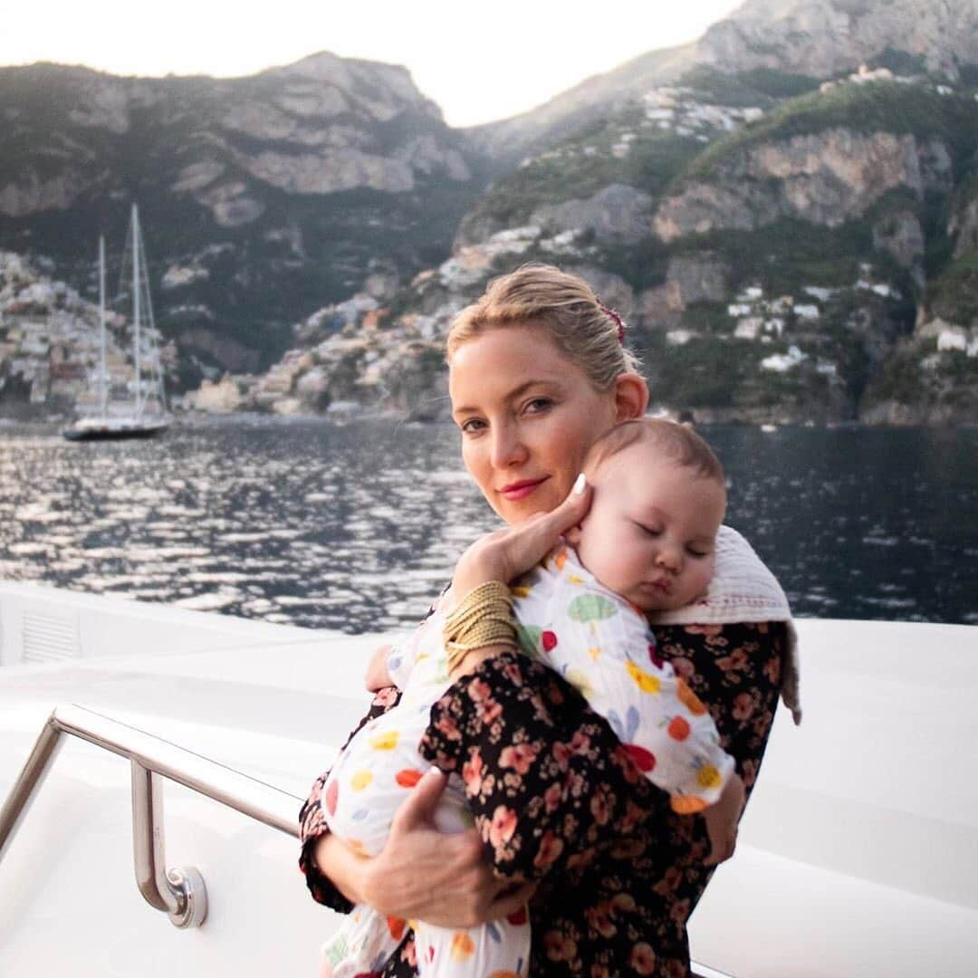 People Magazineさんのインスタグラム写真 - (People MagazineInstagram)「Kate Hudson and her baby girl Rani Rose shared some sweet cuddles during their Italy vacation. 💕 | #Regram @katehudson」6月11日 4時04分 - people