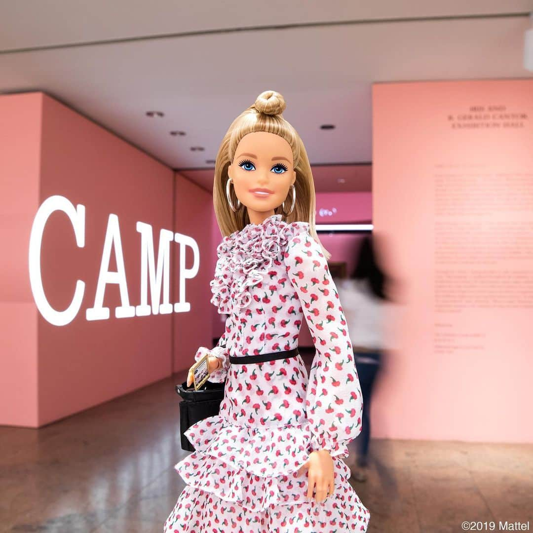 バービーさんのインスタグラム写真 - (バービーInstagram)「The @metmuseum is always a must-visit! Felt right at home in the @metcostumeinstitute exhibition “Camp: Notes on Fashion.” So much fun! ✨ #metcamp #barbie #barbiestyle」6月11日 4時05分 - barbiestyle