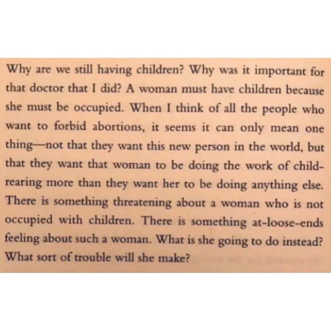 ナタリア・コルドバ・バックリーのインスタグラム：「Today is #momsequalpayday so I’m sharing the best words I’ve found for this ocasión. #Repost from the lovely  @sarahsophief . Thank you for this post mama...🙏🏽. • • • I love this #SheilaHeti quote from her book “Motherhood”. Today is #momsequalpayday. Being a mother is greater predictor of wage discrimination than gender. As well, a Mother’s earnings go down by 3-5% with every child she has. Trans & gender nonconforming parents experience poverty at 4X the rate of the general population. Black & Latinx mother’s are more likely to be in poverty while raising children than white counterparts.  As we roll onto the last stretch of school, which I always find overwhelming and stressful, and I head into another long stretch of solo parenting, I’m thinking about how culturally we devalue “feminized” work such as caregiving. I have a lot of privilege and an amazing caregiver and I still find this all very challenging.  I’m thinking about the abortion bans and how true the sentiment from this quote is, what sort of trouble would we make if norms around parenting were not gendered? It explains some of the great lengths the right is taking to maintain oppressive gender roles, to keep poor people poor, to maintain the status quo.  These issues are all connected. Even within feminism, when we place a higher value on work, bravery, courage, and the glass ceiling, we fail to uplift the critical work of care, family and community, which, at the end of the day, is the work that matters most.」