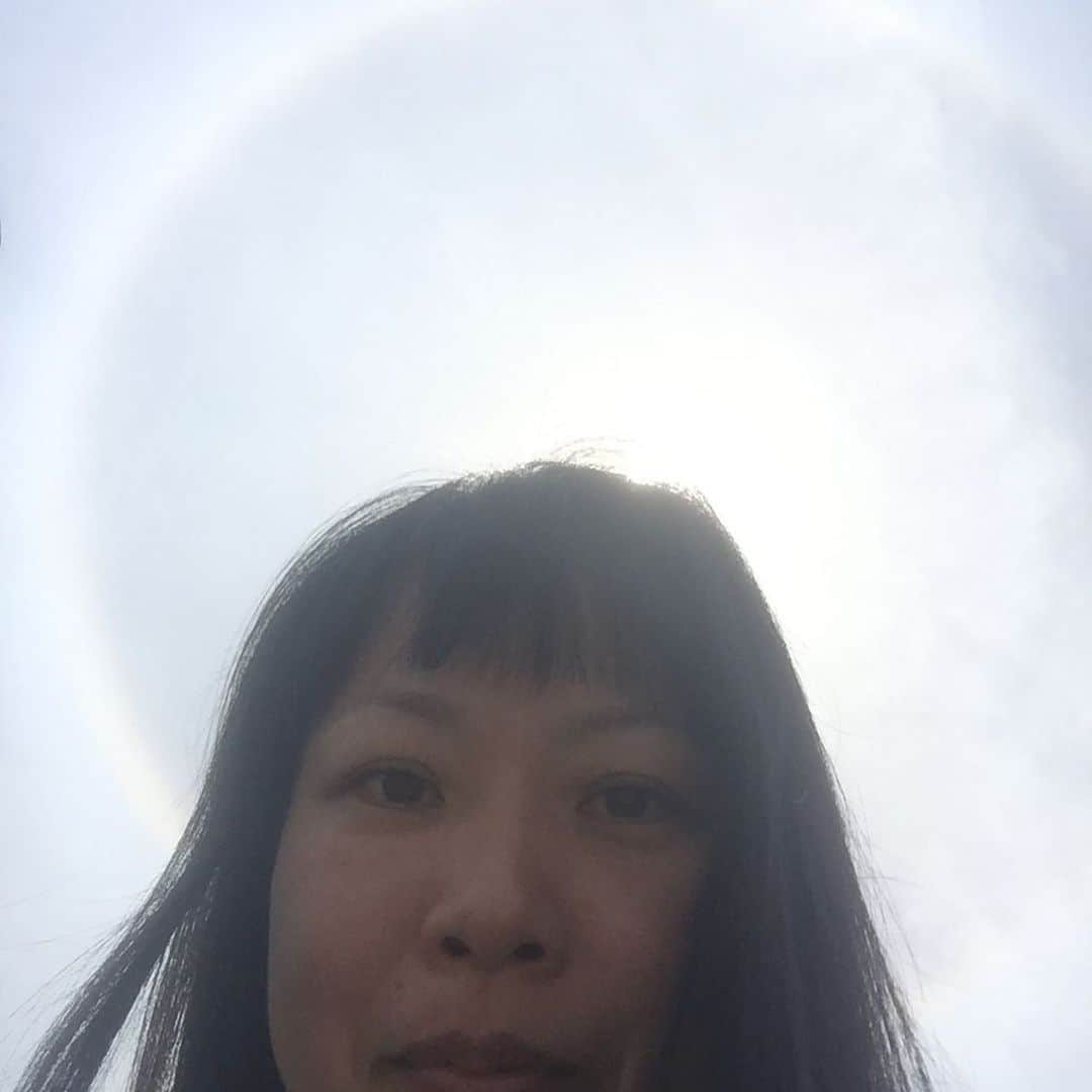 岡本依子さんのインスタグラム写真 - (岡本依子Instagram)「6月8日、韓国で、八口と呼ばれる太陽の周りに虹のリングができる現象を見た^_^ 13時ころに気がついて、日が沈みそうな時まで、虹のリングがあった。 6月10日に、大阪に帰ってきたら、うすーい虹を見た。 #太陽 #八口 #虹 🌈🌈🌈」6月11日 4時06分 - yorikookamoto