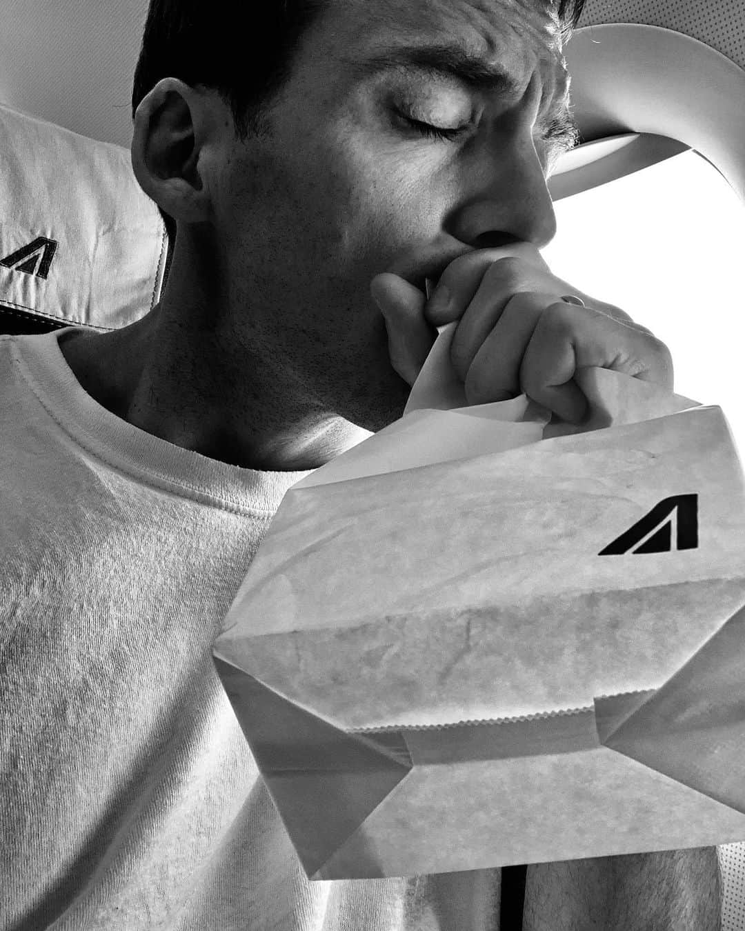 サム・クラフリンのインスタグラム：「Sick day. Saturday.」