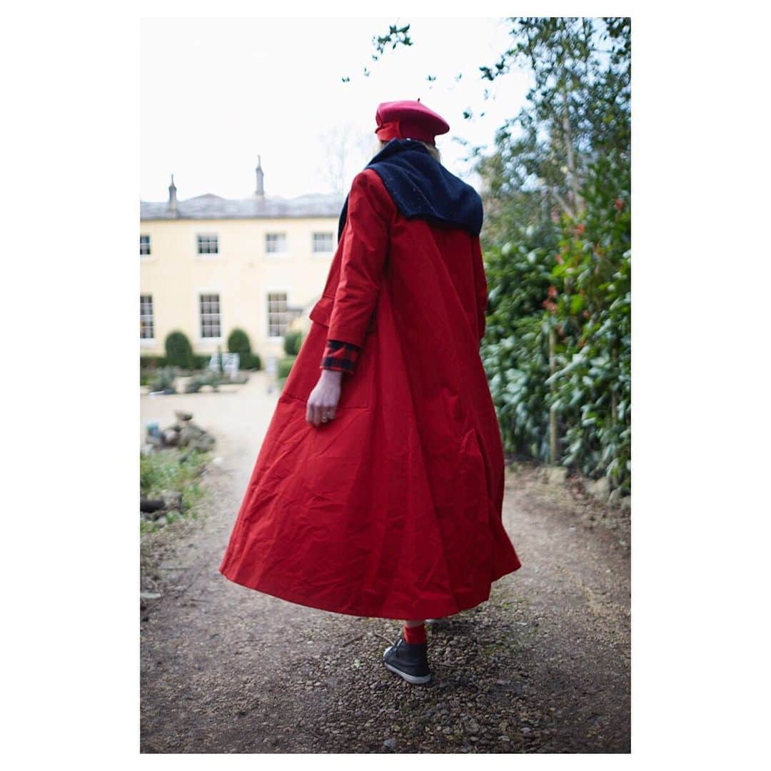キャベジズ&ローゼズのインスタグラム：「Rainy days were made for Jemima 🌧☂️❤ With over 4 metres of British Showerproof Cotton, she will keep you warm and cosy. Extremely convenient, she has giant pockets to keep everything dry and you could probably stash a small umbrella in there too😉Add a pop of colour to your wardrobe with the happiest coat of the season #britishfabric #raincoat #rainydays☔️ #rainydaystyle #madeinlondon #redcoat #redcoats #sustainablestyle #cabbagesandroses #cabbagesandrosesfashion @christina_strutt @cabbagesandroses_shop 👆Link In Bio👆」