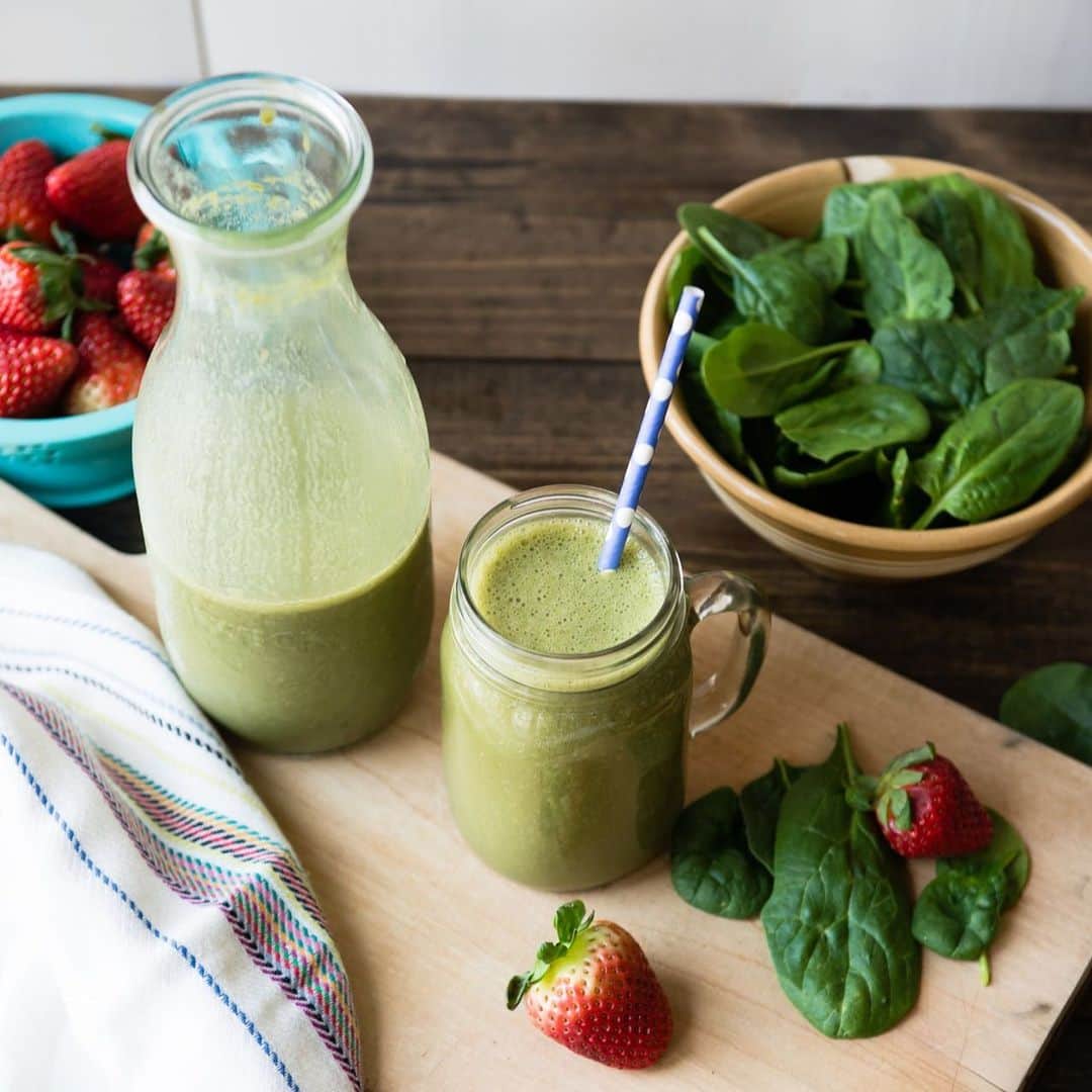 Simple Green Smoothiesさんのインスタグラム写真 - (Simple Green SmoothiesInstagram)「STRAWBERRIES are in season!! That means they're sweet, local - and downright delicious!! This HEALTHY STRAWBERRY BANANA GREEN SMOOTHIE 🍓 has only has 4 ingredients + it's the perfect smoothie is time of year! ⠀⠀ ⠀⠀ Click our (link in bio) for the complete recipe!⠀⠀ #greensmoothie #smoothie #strawberry」6月11日 4時37分 - simplegreensmoothies
