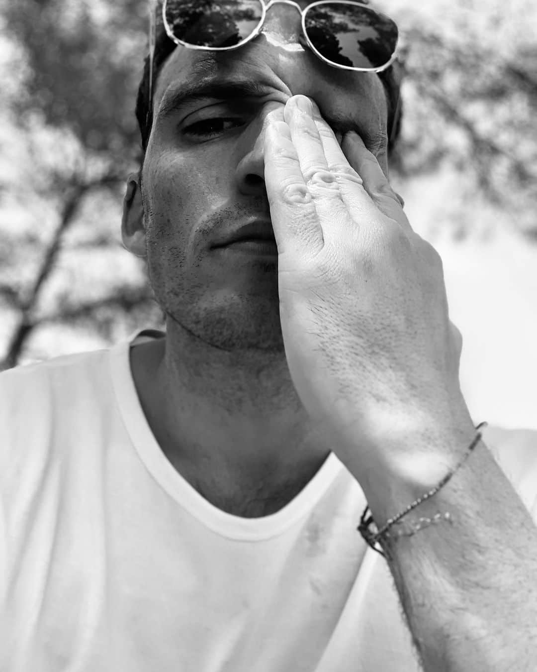 サム・クラフリンのインスタグラム：「Sun on a monday.」
