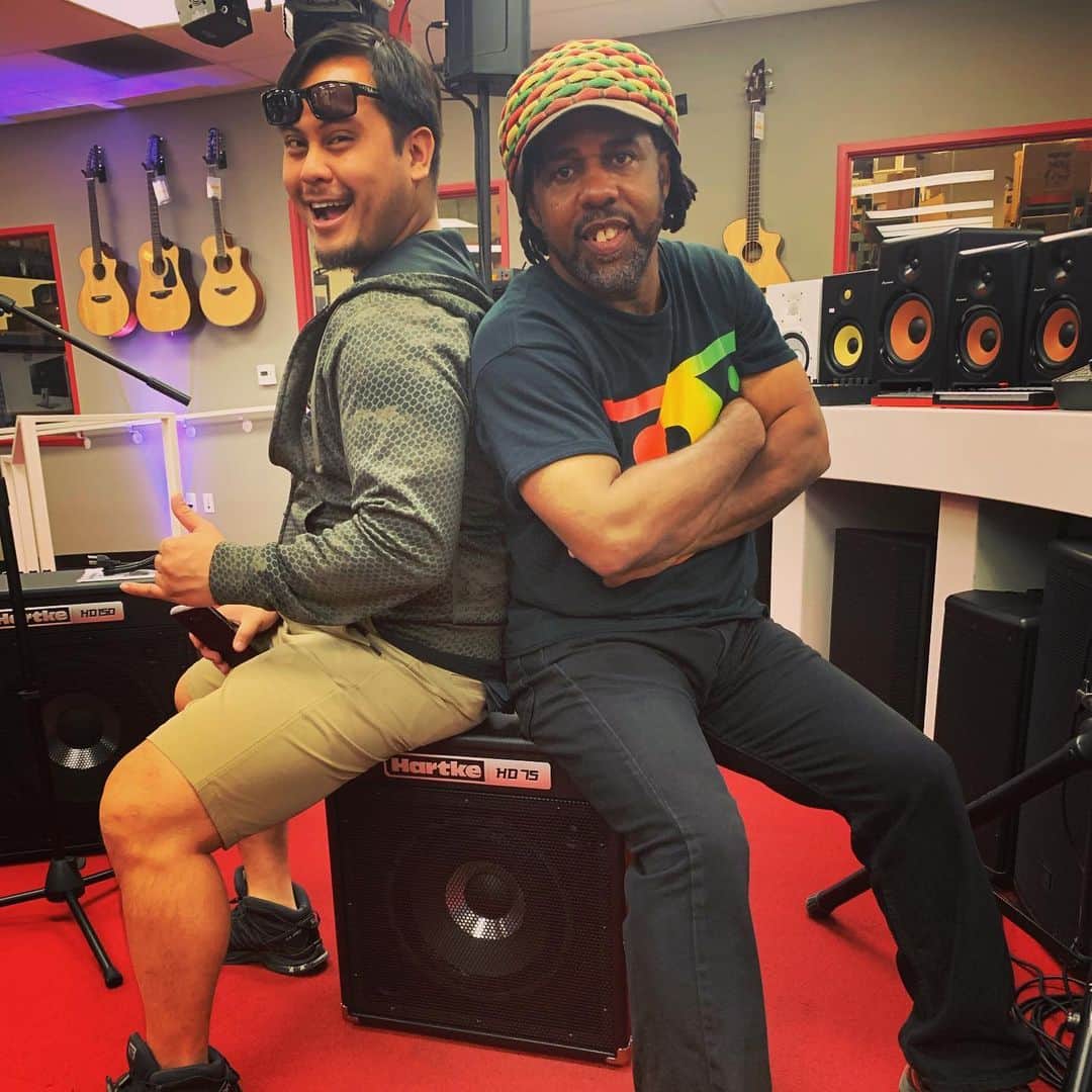ヴィクター・ウッテンのインスタグラム：「With Jan, the winner of the Hartke combo amp at my workshop at Pitbull music in California.」