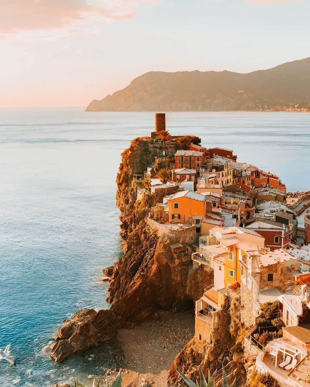 Travel + Leisureさんのインスタグラム写真 - (Travel + LeisureInstagram)「The colorful waterfront town of Vernazza is a must-see on your Cinque Terre vacation. Find out how to travel there at our link in bio! #tlpicks courtesy of @jamesrelfdyer」6月11日 4時45分 - travelandleisure