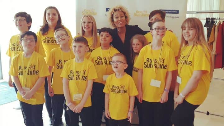 Emeli Sandéのインスタグラム：「I had such a wonderful night with  @raysofsunshinecc at their annual party at Kensington Palace! I laughed, I cried, I sang my heart out! Thank you for such a powerful, inspiring evening. It was a  pleasure to meet you all and to hear your beautiful singing! ☀️☀️☀️☀️❤❤❤」