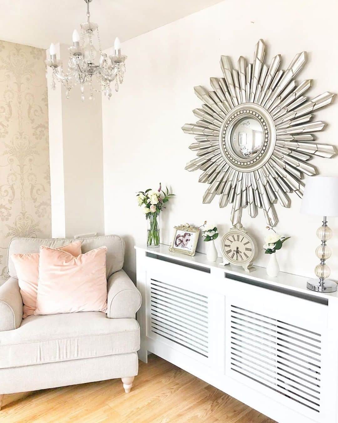 ローラアシュレイのインスタグラム：「Make a striking statement just like @audrey_d_pereira with our stunning sun burst inspired Constellation mirror」