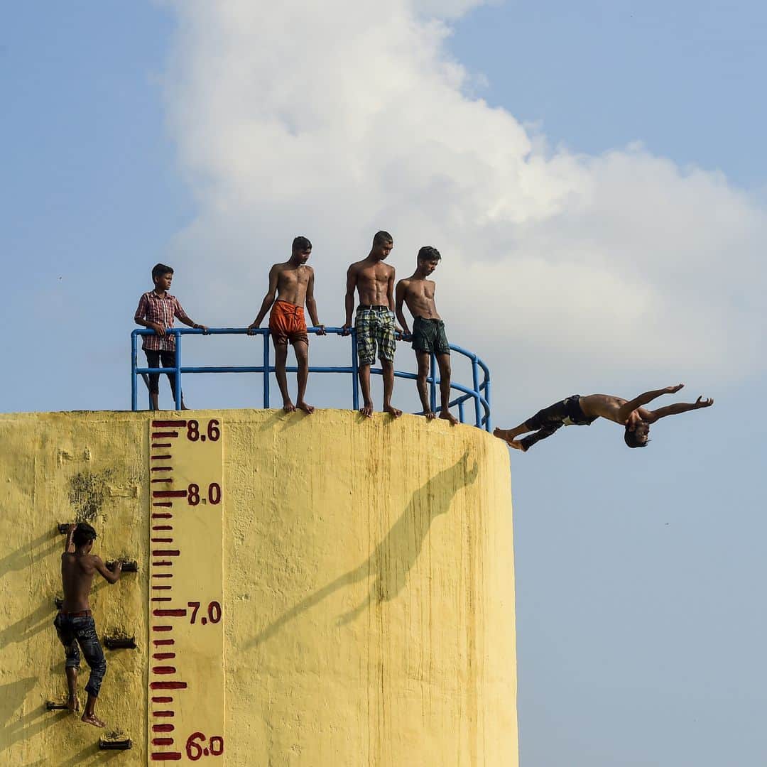 のインスタグラム：「AFP Photo 📷 @muniruzzaman - Bangladeshi youths take a bath in the Buriganga River during a hot summer day in Dhaka on June 10, 2019.」