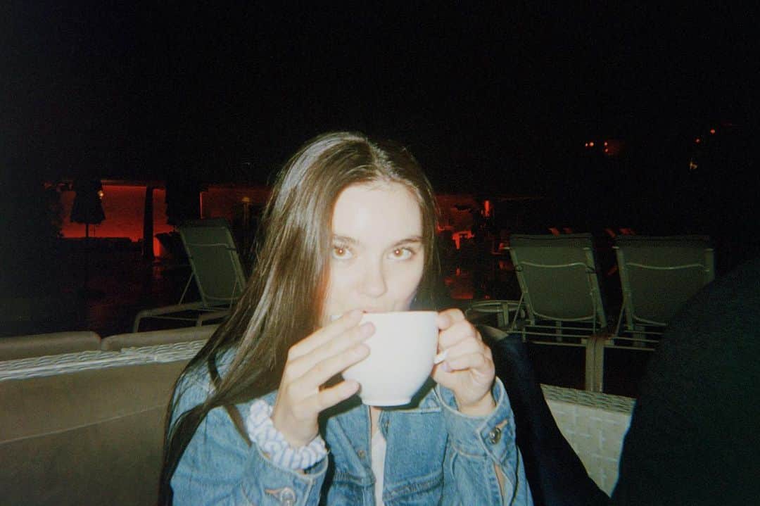 ランドリー・ベンダーのインスタグラム：「caffeine at 10pm: the biopic」