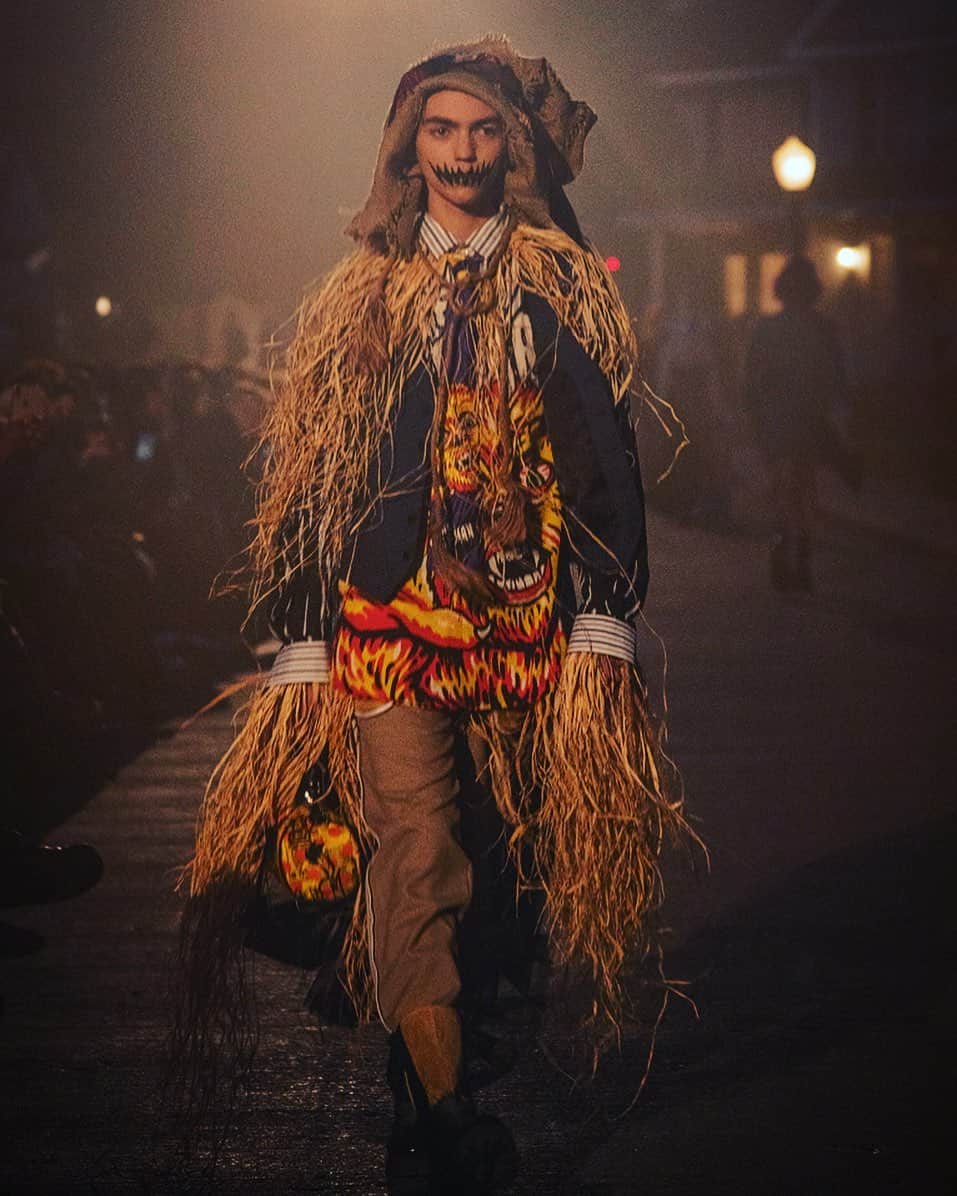 Moschinoさんのインスタグラム写真 - (MoschinoInstagram)「Moschino SS20 @brvceanderson #bryceanderson #moschino @itsjeremyscott photo @joshbrandao @carlynecerfdedudzeele @officialuniversalmonsters @pg_dmcasting @samuel_ellis @arthurmejean @jimmypaulhair @kabukinyc @supercube @_genevievegreen @michelgaubert @universalstudioslot」6月11日 4時58分 - moschino