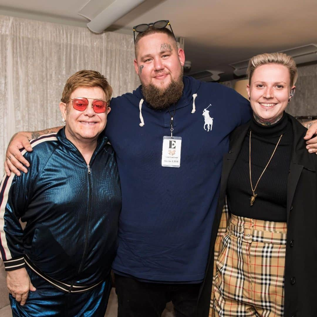 エルトン・ジョンさんのインスタグラム写真 - (エルトン・ジョンInstagram)「Loved seeing so many friends in Brighton & Hove last night. You made the show extra special @ragnbonemank @dwalliams @chattyman @johnbish100 and @taron.egerton. #EltonFarewellTour #Rocketman 🚀 📷: @bengibsonphoto」6月11日 5時06分 - eltonjohn