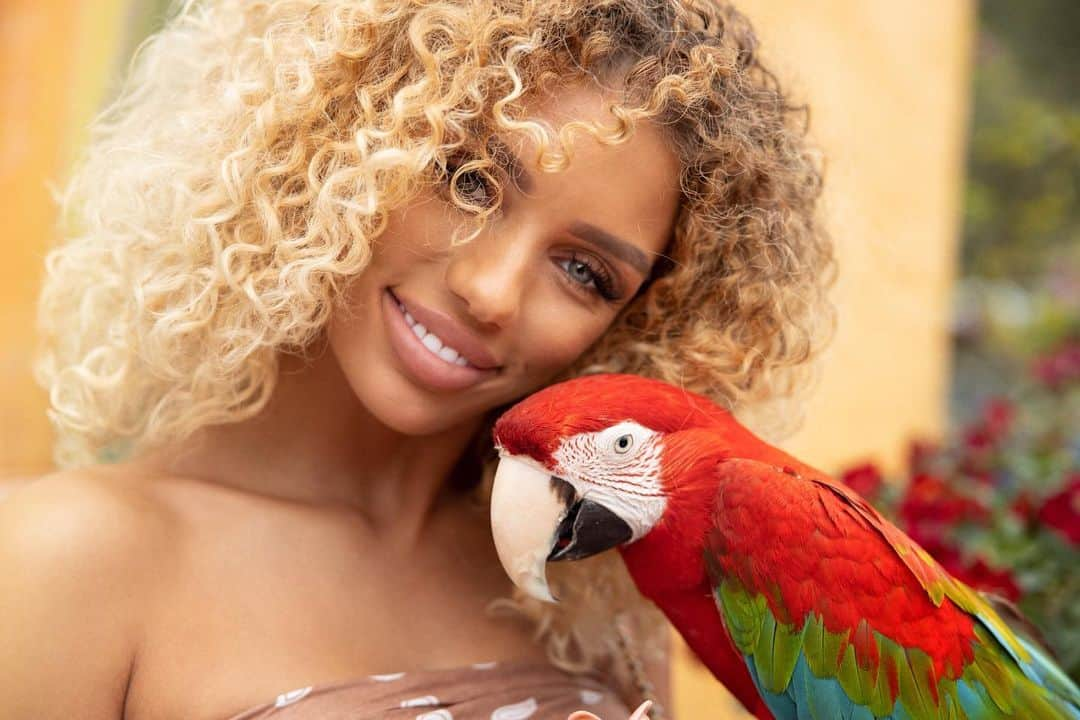 Jena Frumesさんのインスタグラム写真 - (Jena FrumesInstagram)「Loved getting to know Rio she was a rescue from the Malibu fires❤️ So amazing that such beautiful animals such as Macaws exist! How crazy they can live up to 90 years❗️🦜 🥰 @cesarsway @martin_depict 📸 #Rio  #Macaw #RioTheRescueMacaw」6月11日 5時23分 - jenafrumes