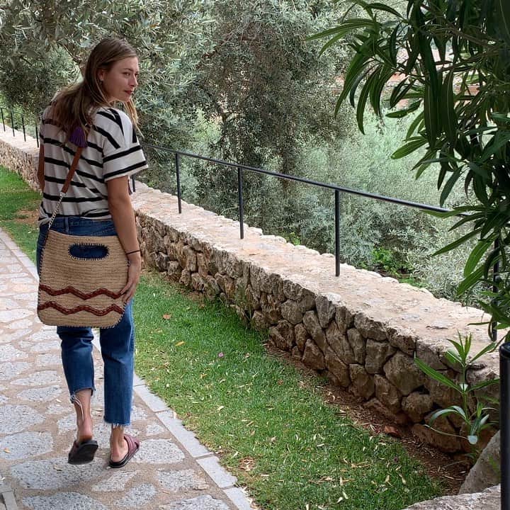 マリア・シャラポワのインスタグラム：「While I figure out how to do this igtv, here’s this! Don’t mind my voice and welcome to my new crib comment 😬🤦🏼‍♀️. 24 hours in Deia was magical! SaForadada has created the perfect formula for food consumption.. 45min hike to and from the restaurant is the only way to get there (uphill!!) . Unless,  you’re super fancy and charter a yacht 😉 #askingforafriend 🤣This little video is from @belmondlaresidencia, picturesque from everything corner 💫」