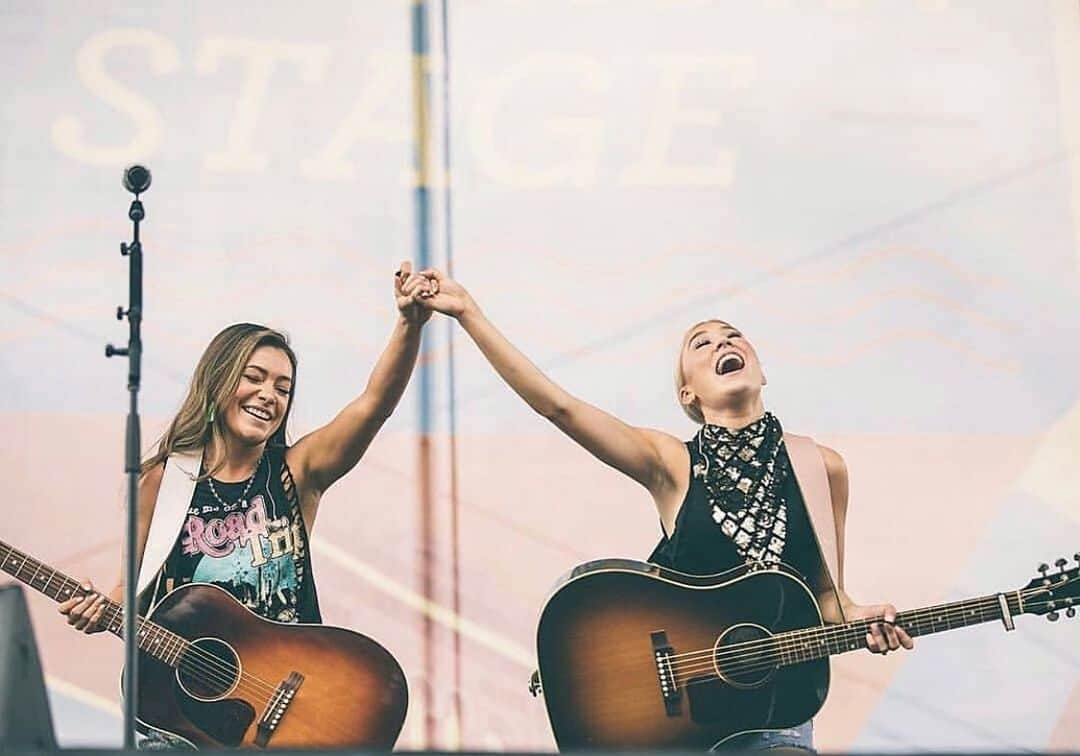 Maddie & Taeさんのインスタグラム写真 - (Maddie & TaeInstagram)「Thanks to our beautiful fans for another incredible CMA Fest 🖤 We hope you enjoyed being Tourist in our Town for the week! #seewhatididthere 📸:@danielle.delvalle」6月11日 5時34分 - maddieandtae