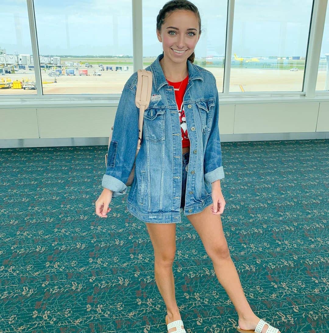 Brooklyn and Baileyさんのインスタグラム写真 - (Brooklyn and BaileyInstagram)「Okay but no one can diss the airport lighting (also @ Brooklyn wouldn’t take the pic with me so swipe to see her)」6月11日 5時55分 - brooklynandbailey