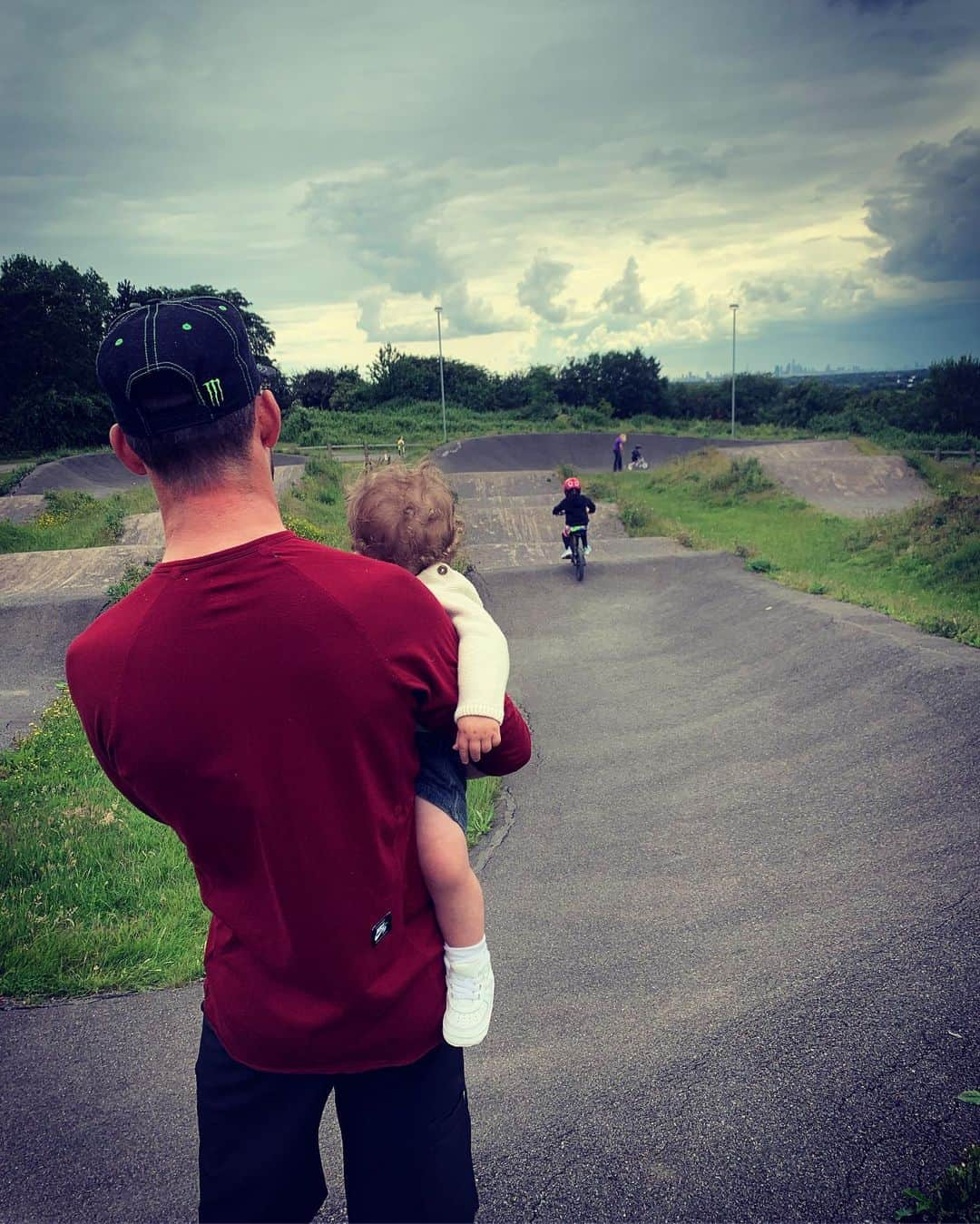 マーク・カヴェンディッシュさんのインスタグラム写真 - (マーク・カヴェンディッシュInstagram)「This was just the cycling I wanted to watch on my rest day yesterday... . Delilah doing more laps of the BMX track than I could count. . Frey getting much better at his balance bike. . Casper screaming “Dada” and pointing at every bike that went past. 💙❤️🖤💚💛 Love to @redbridge_cycling_centre」6月11日 5時52分 - markcavendish