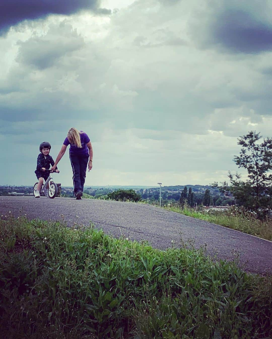 マーク・カヴェンディッシュさんのインスタグラム写真 - (マーク・カヴェンディッシュInstagram)「This was just the cycling I wanted to watch on my rest day yesterday... . Delilah doing more laps of the BMX track than I could count. . Frey getting much better at his balance bike. . Casper screaming “Dada” and pointing at every bike that went past. 💙❤️🖤💚💛 Love to @redbridge_cycling_centre」6月11日 5時52分 - markcavendish