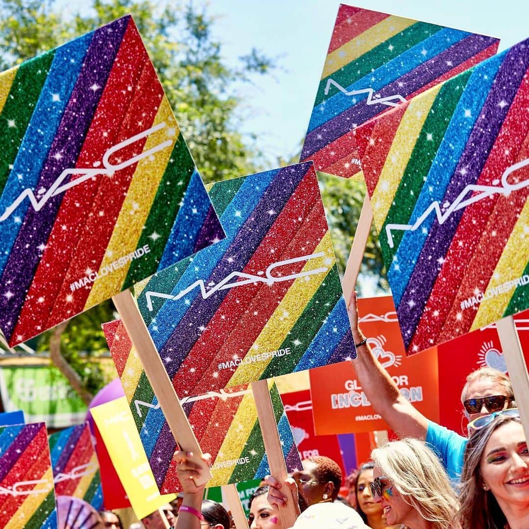 メイクアップアートコスメティックスさんのインスタグラム写真 - (メイクアップアートコスメティックスInstagram)「L.A. demonstrated a thousand ways to take a stride of Pride on Sunday. With rainbow-wrapped appearances by @gia_gunn, @peppermint247, @carlisha_gizelle, @theartofbradley, @mac_daddyy, @chrisspy, @roxettearisa and @paulaabdul. #MACLovesPride」6月11日 5時52分 - maccosmetics