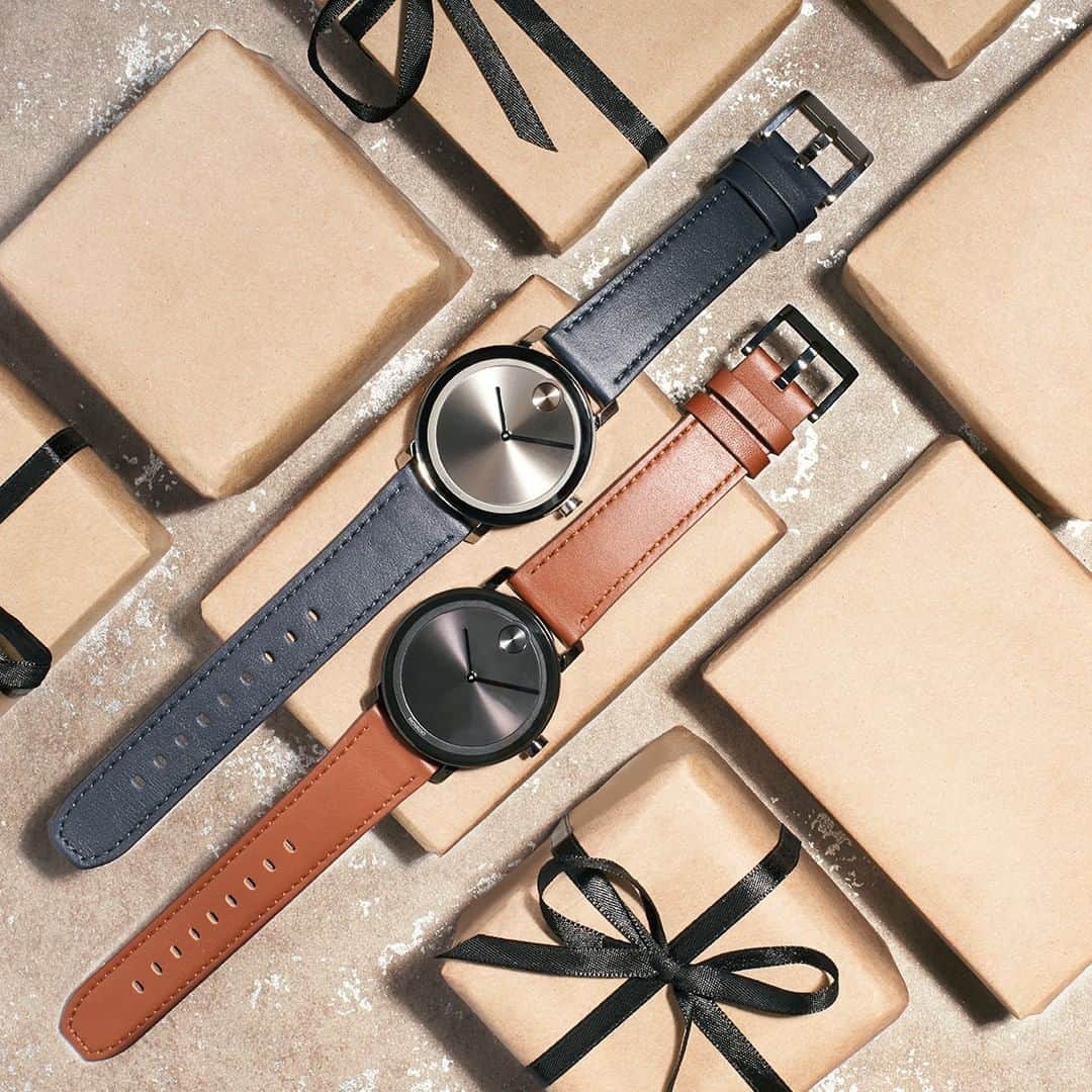 のインスタグラム：「Cognac with a side of navy. What’s your pick? #MovadoBold」