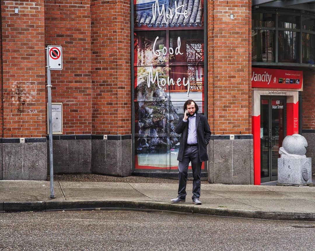 ユージン・バードのインスタグラム：「Make Good Money • Chinatown, Vancouver  #byrdtography #inmybag #sonya7iii #streetphotography」