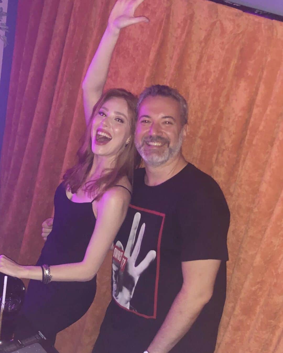 Elcin Sanguのインスタグラム：「@keremik 😘 ailecek seviyoruzzzz」